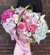 Цветочная композиция из Розы, Хризантемы, Пионы и Лизиантусы в корзине в Красный Яр Тульская область