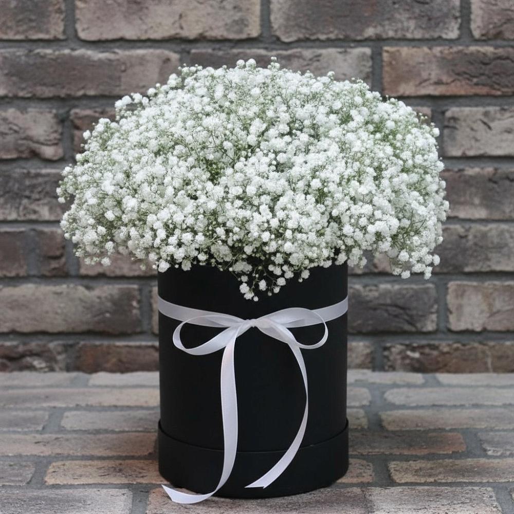 Цветочная композиция из Гипсофила в шляпной коробке в Красный Яр Тульская область