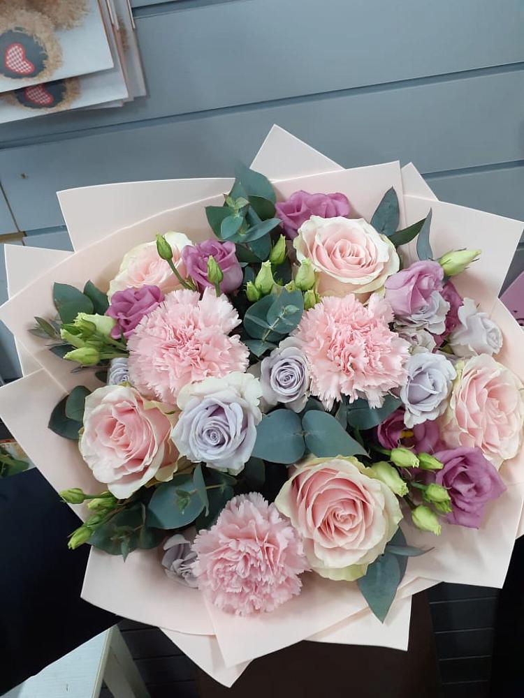 Букет цветов из: Розы, Гвоздики и Лизиантусы в Красный Яр Тульская область